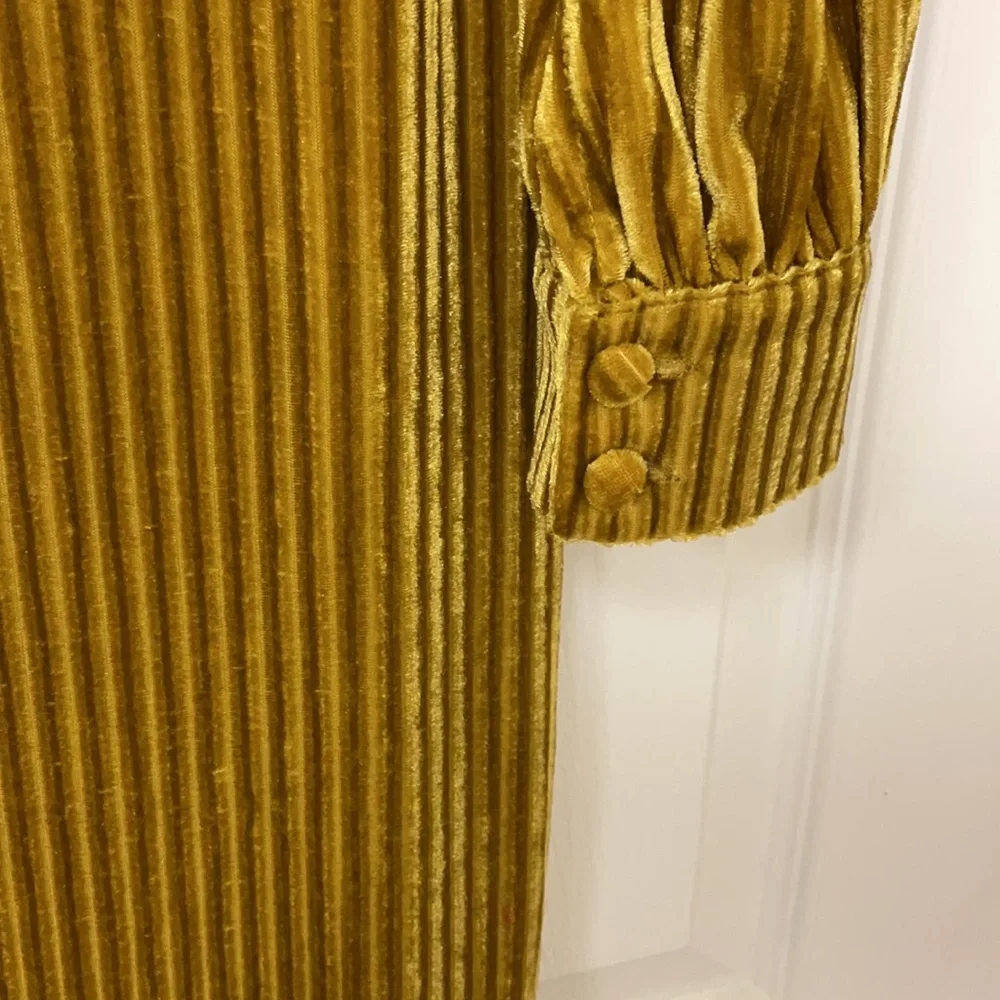 Elegant Gold Pleated Dress - Picture 4 of 8